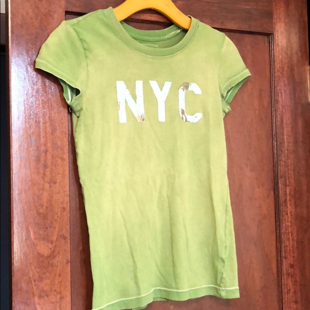Ruehl no 925 green NYC small t shirt